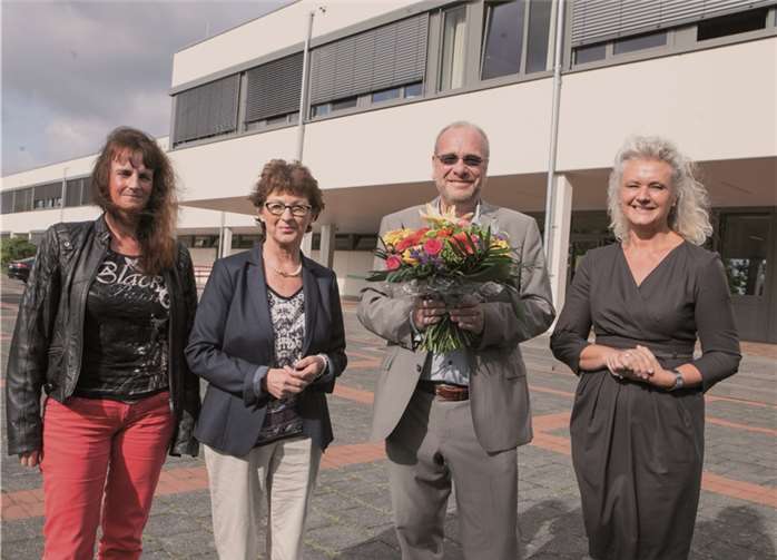 Norbert Schulten ist der neue Leiter der Gemeinschaftsgrundschule „Drachenfelser Ländchen“ in Berkum. Dazu gratulierten ihm (von links) Fachbereichsleiterin Sabine Radermacher, Bürgermeisterin Renate Offergeld und Schulamtsdirektorin Bernadette Malcher.JOST