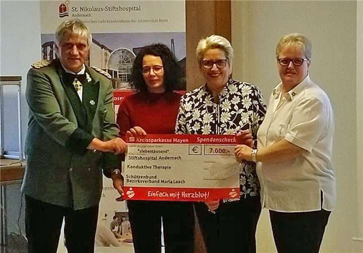 Norbert Steffens bei der Scheckübergabe mit Geschäftsführerin Cornelia Kaltenborn, der Therapeutin Szilvia Berendt und Monika Jax.Foto: privat