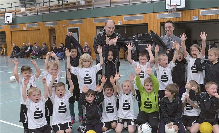 Norbert Tullius, Leiter der Sparkassenfiliale in Kruft, gratulierte dem Team zum neuen Outfit. Trainer Jürgen Hesch bedankte sich im Namen der Nachwuchskicker für das regionale Engagement der KSK. Mit einer spontanen La-Ola-Welle brachten auch die Jungfußballer ihren Dank zum Ausdruck. Kreissparkasse Mayen