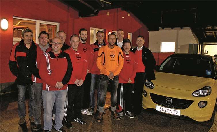 Norbert Weiss, Hans-Dieter Kolvenbach, Andreas Gurk, Juppi (Johannes-Josef) Schoenenberg, die Männer der Seniorenmannschaft, Christian Brämm, Stefan Koch und Adam Malberg bei der Übergabe der Trikots.privat