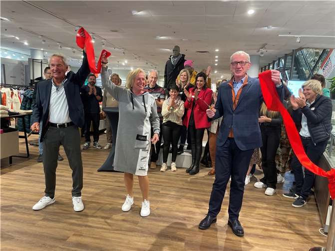 Norbert und Martina Wittenberg zerschneiden gemeinsam mit Bürgermeister Guido Orthen das Band zur Eröffnung. Foto: ROB