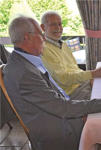 Norbert und (l.) sein ehemaliger Klassenkamerad Rolf Bersch beim Klassentreffen im Juni 2013. H. Schmitz
