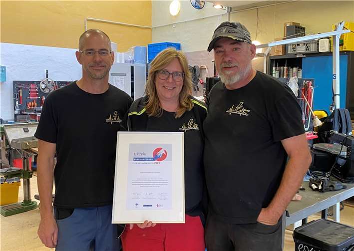Norbert van der Koelen (rechts) und Kerstin Würth (Mitte) präsentieren stellvertretend für viele Ehrenamtliche der Elektroseelsorge stolz den ersten Preis des Bistum Münsters!  Foto: privat