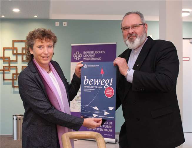 Nord-Nassaus Pröpstin Annegret Puttkammer und Dekan Dr. Axel Wengenroth freuen sich auf vielfältige Veranstaltungen zum Jahresthema „Bewegt“ im Westerwald.Foto: Sabine Hammann-Gonschorek