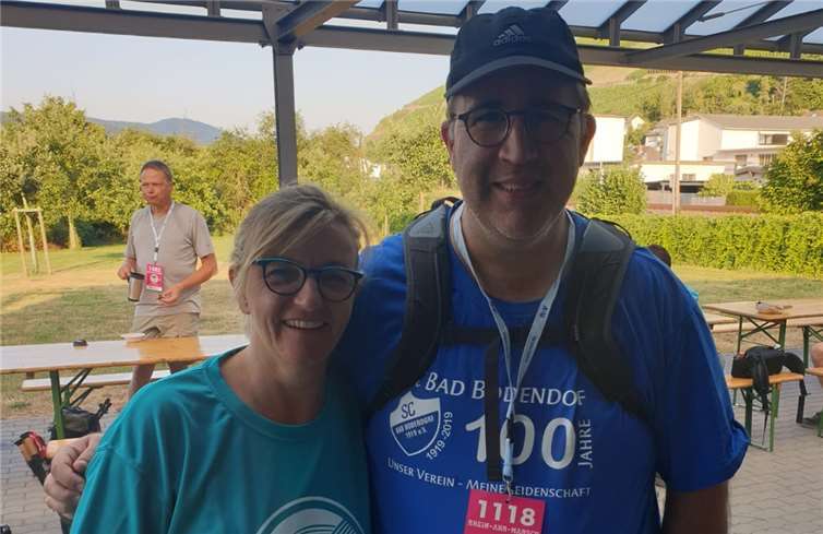 Nordic Walking Instructor Andrea Welter vom SCB war eine der ersten, die Christian Bublic für die tolle Leistung gratulierte.Fotos: Mario Bell