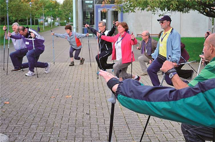 Nordic Walking-Special für Ältere zeigte Trainer Fritz Schwarz im Außengelände des Berufsförderungswerks.