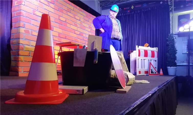 „Normal müsste dat halten“ oder „Dat war vorher schon kaputt“ sind aussagen, die Bauherren von ihren Handwerkern doch am liebsten hören weiß Nachwuchs- Comedian Kai Kramosta bei seinem Auftritt in der Halle 129 in Mayen. Foto: Kai Hennemann