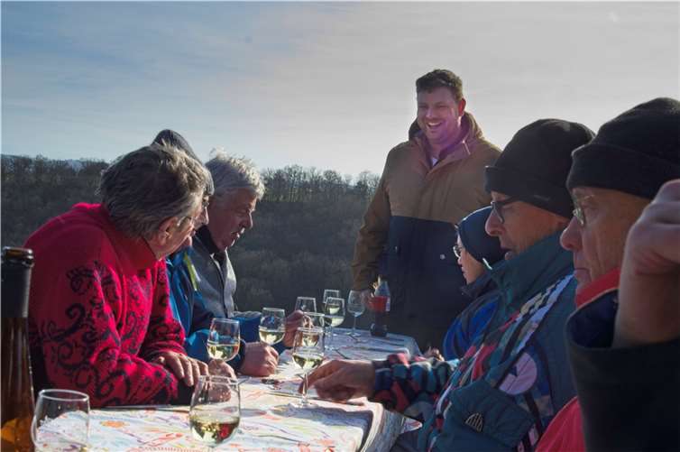 Norman Schneider besucht die ehrenamtlichen Helfer am Breyer Hämmchen. Nach getaner Arbeit schmeckt der Wein besonders gut. Foto: privat