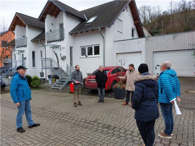 Norman Schneider im Gespräch mit der Fraktion vor Ort. Quelle: SPD Untermosel