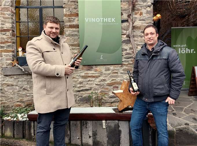 Norman Schneider und Alexander Löhr freuen sich über die Prämierung des Jungwinzers. Foto: privat