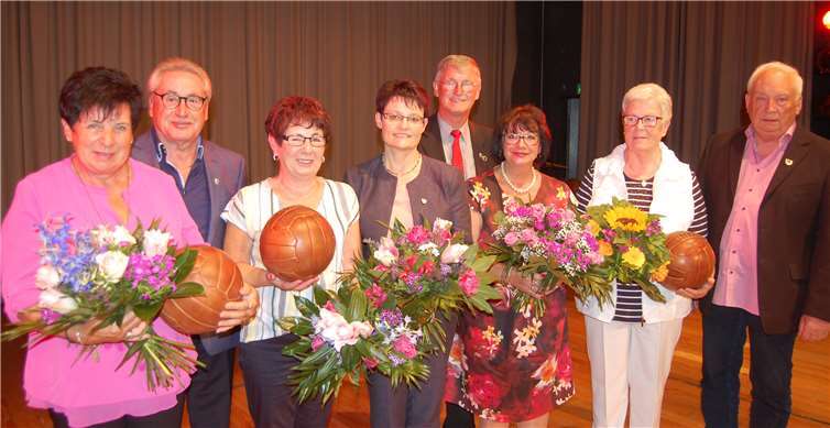 Nostalgiebälle und Blumensträuße gab es für die langjährigen weiblichen Mitglieder Rita Hirsch, Karin Neideck, Sabine Vogt, Doris Krämer und Gisela Einig.Fotos: SK