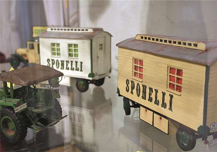 Nostalgischer Hingucker: Die Zirkuswagen und der Ursus-Traktor sind nur einige von vielen sehenswerten Exponaten.