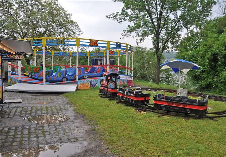 Nostalgisches Karussell und Mini-Eisenbahn