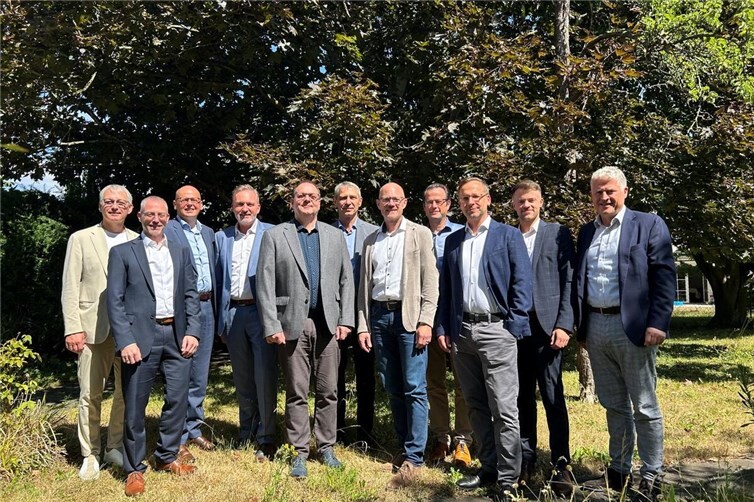Notartermin als weiterer Meilenstein auf dem Weg zur geplanten Fusion der Raiffeisen-Markt Maifeld GmbH mit der Raiffeisen Rhein-Ahr-Eifel Handelsgesellschaft mbH. Auf dem Bild von links nach rechts: Sascha Monschauer und Matthias Herfurth (VR Bank RheinAhrEifel), Ralf Löbach und Holger Hürten (VR Bank Bonn Rhein Sieg), Harald Hörsch (Geschäftsführer Raiffeisen-Markt Maifeld), Werner Aßmann und Thomas Monreal (Geschäftsführer Raiffeisen Rhein-Ahr-Eifel), Tim Papenfort und Michael Göthner (Prokurist und Vorstand RWZ), Felix Billen und Andreas Theis (Prokurist und Vorstand Volksbank Trier-Eifel).
