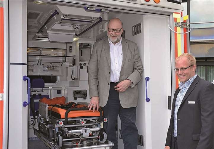 Notarzt Frank Riebandt und Rettungsingenieur Daniel Schneider erklären die Funktionen des RTW.