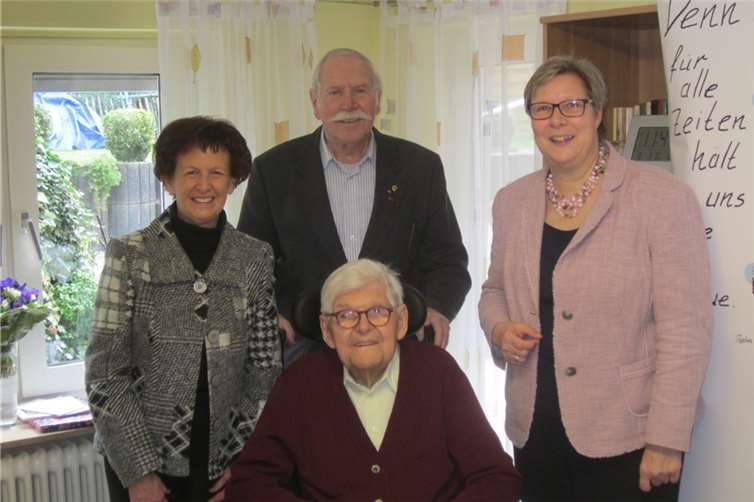 Notburga Kunert (v.l.), Hermann Leuning, Petra Kalkbrenner mit Jubilar Johann Enns. privat