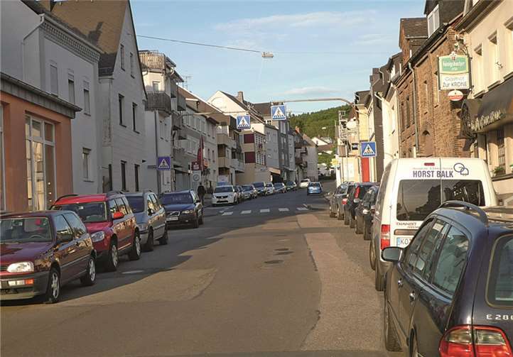 Notdürftig ausgebesserte Straßen reißen immer wieder auf.  Privat