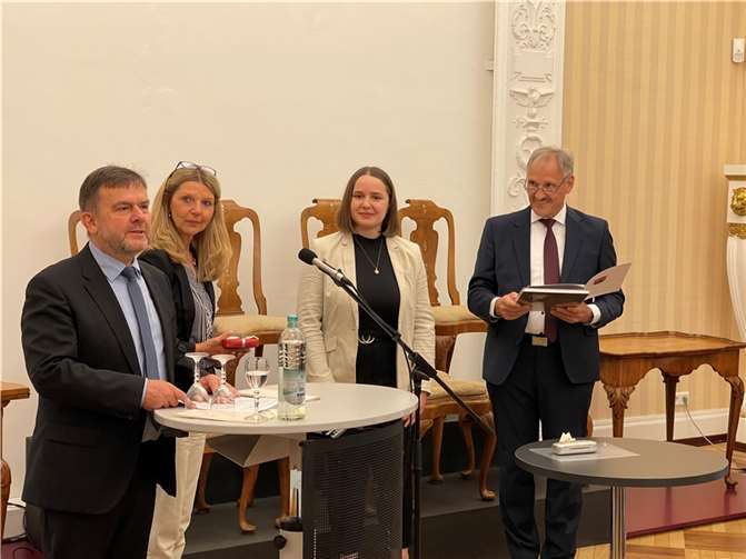 Note „sehr gut“: Hannah Alina Caspers (2. von rechts) war in ihrem Jahrgang die Prüfungsbeste.