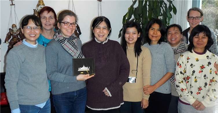 Notfallseelsorgerin Ursula Heine mit der myanmarischen Delegation (3.v.li. Ursula Heine, 4.v.li. Direktorin Daw Thin Thin Kyi, 2.v.re. Prof. Dr. Frauke Kraas).