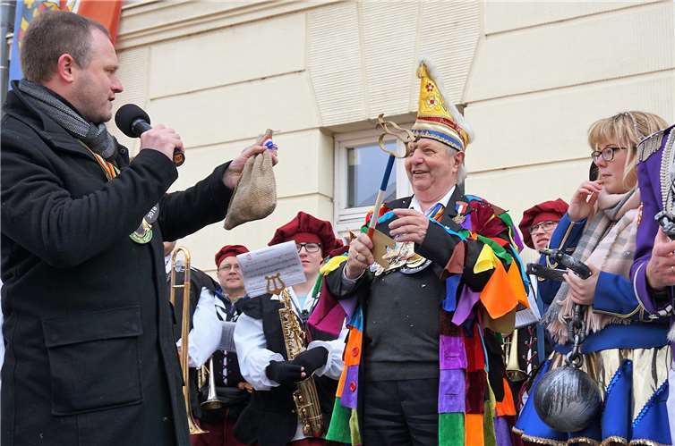 Notgedrungen rückt OB Jan Einig den Schlüsselund den Stadtsäckel an FA-Präsident Gerd Schanz raus.