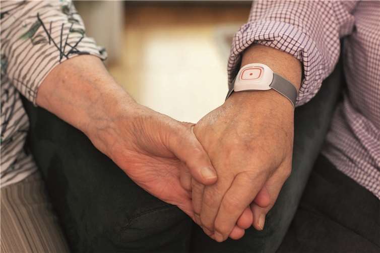DRK-Hausnotruf versorgt Menschen rund um die Uhr Notrufknopf als Armband. Foto: A. Zelck / DRK-Service GmbH