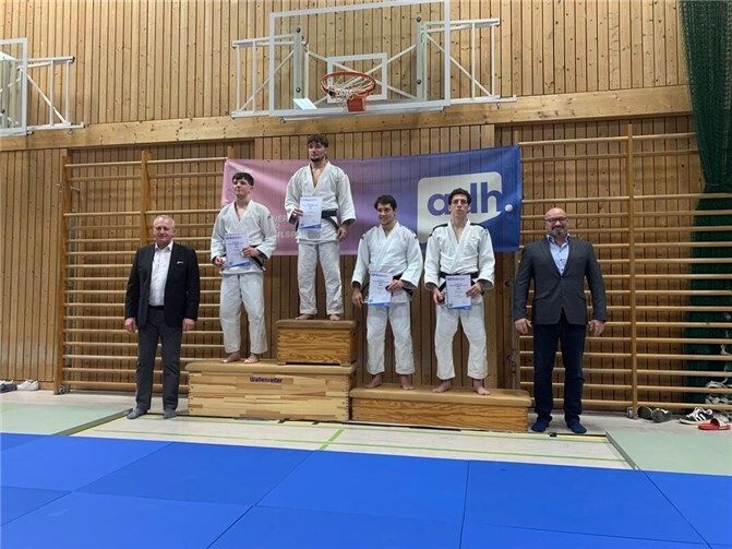 Nouri Günther (3. v.l.n.r.) bei der Siegerehrung.  Foto: privat