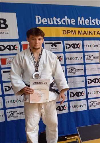 Nouri Günther mit seiner Einzelmedaille. Fotos: privat