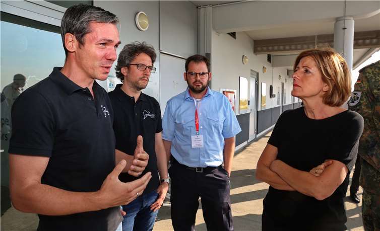 Nürburgring Geschäftsführer Mirco Markfort (li.) im Gespräch mit Malu Dreyer. Die Ministerpräsidentin machte sich am Mittwoch ein Bild von der Situation an der Rennstrecke.