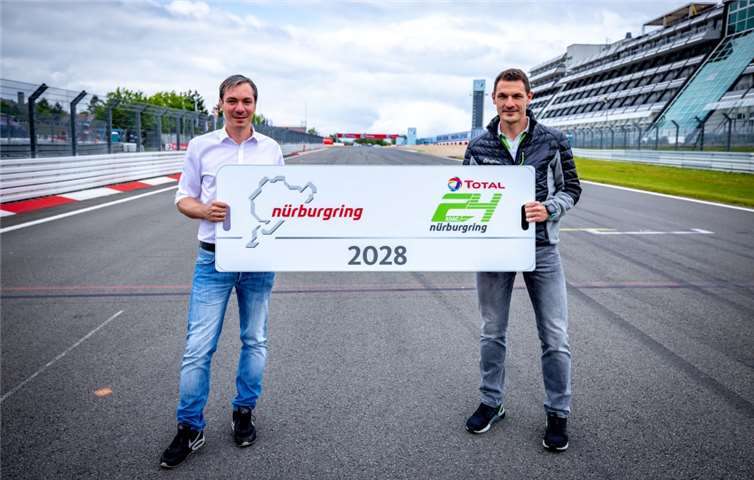 Nürburgring-Geschäftsführer Mirco Markfort (links) und der Organisationsleiter des 24h-Rennens, Mirco Hansen (ADAC Nordrhein), freuen sich über die vorzeitige Verlängerung der Partnerschaft.Foto: Gruppe C