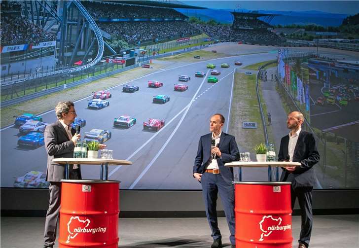Nürburgring-Pressesprecher Alexander Gerhard (links) interviewte die beiden Nürburgring-Geschäftsführer Christian Stephani und Ingo Böder bei der Vorstellung des Jahresprogramms 2022. 