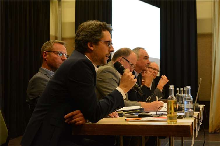 Nürburgring-Pressesprecher Alexander Gerhard stellte die neue Kampagne im Rahmen einer Bürgerversammlung in Adenau vor. Foto: CF