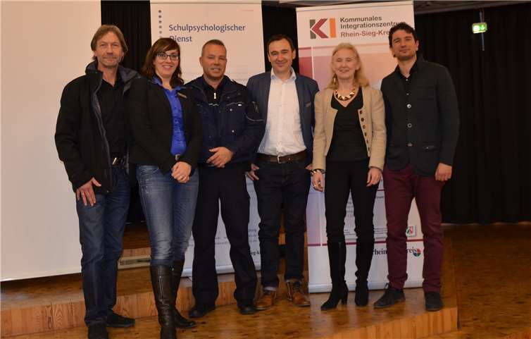 Numan Özer (Präventionsprojekt 180 Grad Wende), Birgitt Kreitz-Henn (Schulamtsdirektorin für den Rhein-Sieg-Kreis), Alexander Elwert (Schulpsychologischer Dienst des Rhein-Sieg-Kreises), Jürgen Weißberg (Kontaktbeamter der Kreispolizeibehörde für muslimische Institutionen), Antje Dinstühler und Michael Kirschstein (Kontaktbeamter des Polizeipräsidiums Bonn für muslimische Institutionen) (v. l. n. r.).privat