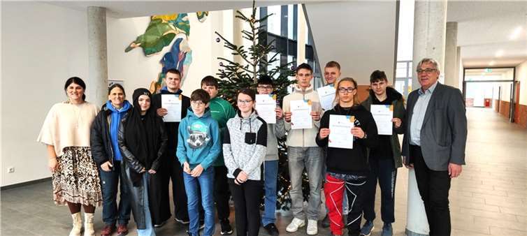 Nun erhielten die Teilnehmer:innen zum Abschluss ihre Zertifikate und Teilnahmebescheinigungen.  Foto: Sarah Link