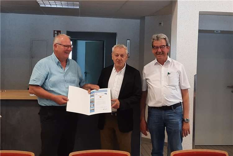 Nun fand nun die Abschlussveranstaltung des Dorfchecks in Schmitt statt, an der ca. 20 Bürgerinnen und Bürger sowie Landrat Manfred Schnur und Verbandsgemeindebürgermeister Alfred Steimers teilnahmen. Copyright: Laura Junglas