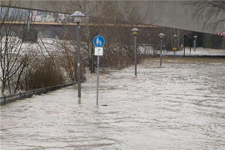 Nun hofft man in Koblenz, wie auch in vielen anderen Städten an Rhein und Mosel, dass die Flüsse bald wieder ihren Normalzustand erreichen. 