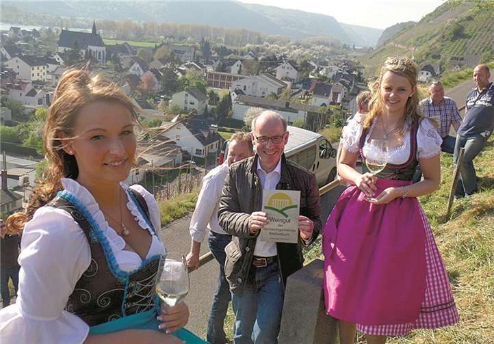 Nun kann auch das Weißenthurmer Weingut seine Reben ausweisen - (v.l.) Weinprinzessin Susanne, Bürgermeister Georg Hollmann und Weinkönigin Kathrin.STUKO