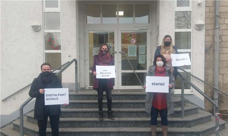 Nun kann der Unterricht der Zukunft in einer digitalen Lernumgebung auch in der Leo Stausberg Schule starten. Marcel Caspers, Bürgermeister der Verbandsgemeinde Bad Breisig, Tatjana Massion, Schulleiterin der Leo Stausberg Schule, Yvonne Tannert, Schulsekretärin Leo Stausberg Schule und Simone Streffer, Fachbereichsleiterin Bürgerdienste, Ordnung und Soziales freuen sich über den Auftakt des DigitalPakts Schule sowie den leistungsfähigen Breitbandanschluss.Copyright: VG Bad Breisig