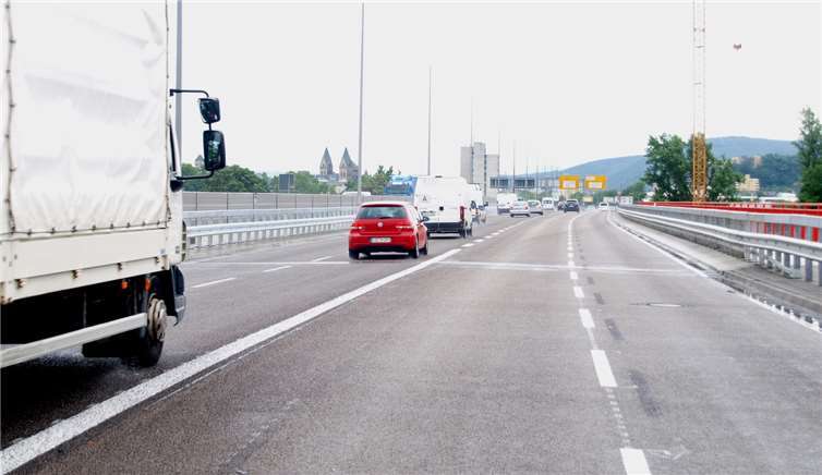 Nun kann der Verkehr auf der Europabrücke wieder auf vier Spuren zügig laufen. US