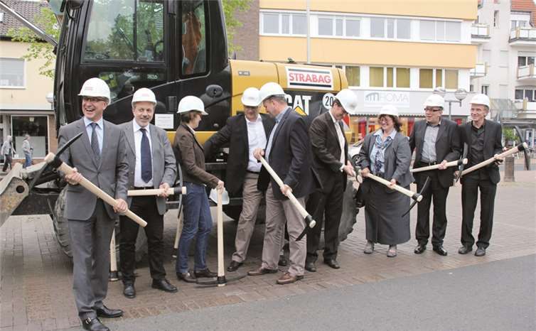 Nun kann es endlich losgehen mit der Sanierung der Hauptstraße in der Altstadt. Der erste „Spitzenhackenstich“erfolgte am letzten Freitag.Stein
