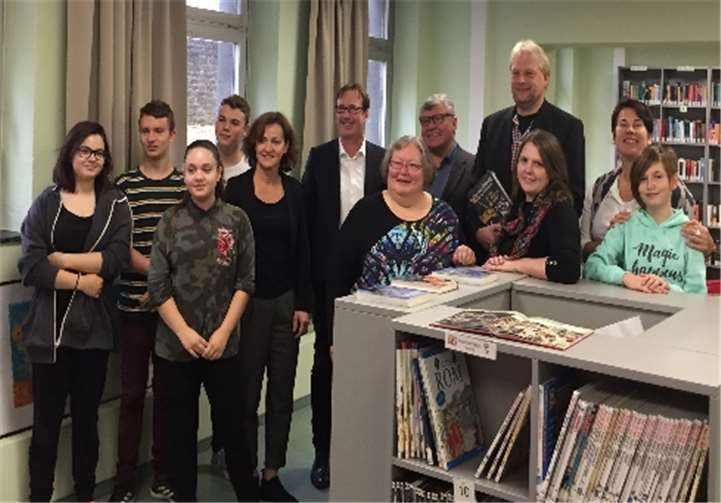 Nun kann nach Herzenslust geschmökert werden: Die neue Bibliothek wurde feierlich eröffnet.privat