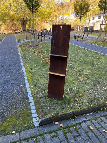Nun können auf der Cortenstahl-Stele Grablichter abgestellt werden.  Foto: privat