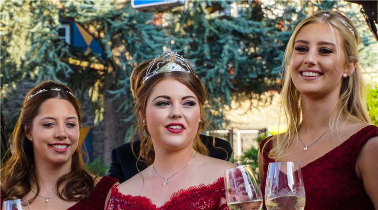 Nun schmückt ein kostbares Kleinod in modernem Design das Haupt von Weinkönigin Michelle I.