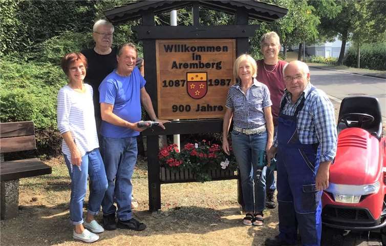 Nun sehen die Begrüßungstafeln dank der sorgfältigen Arbeit wie neu aus. Von links: Heike Keymer, Albert Mauren, Nobert Lenhart, Bärbel Mauren, Hans Linnerz und Karl-Peter Ott. Foto: privat