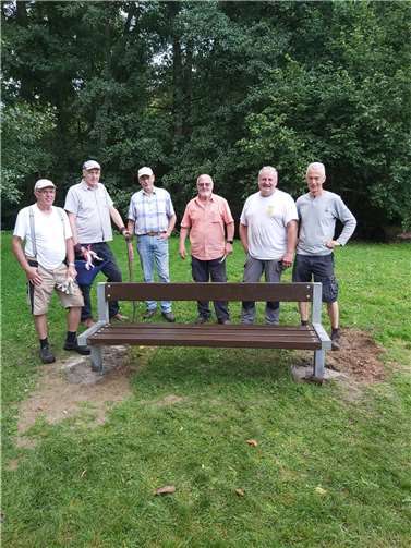 Nun sind alle neun Sitzmöglichkeiten erneuert und stehen den Besuchern wieder zur Verfügung. Foto: Rhenser Teichteam