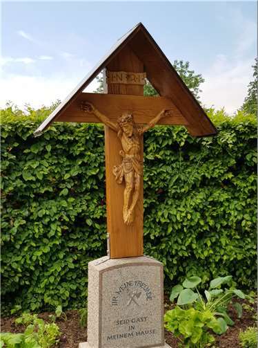 Nun steht das neue Kreuz und kann von den Kaarster Pilgern auf dem Weg nach Trier bewundert werden.Foto: privat