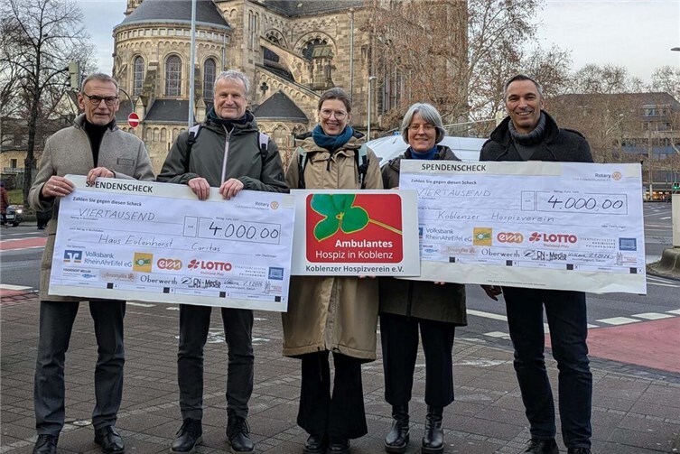 Nun übergaben Gerhard Leverkinck (l.), Präsident des Rotary Clubs, und Achim Tieftrunk (r.), Vorsitzender der Singschule Koblenz, die Spendenschecks an den Koblenzer Hospizverein, vertreten durch Ina Rohlandt (Geschäftsführerin, Mitte) und Claudia Schönershoven (stellv. Geschäftsführerin, 2.v.r.), sowie an das Haus Eulenhorst, vertreten durch Holger Großklos (Hausleitung, 2.v.l.). Foto: privat