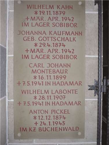 Nun wurde die Gedenkplatte mit nachträglich ergänzt.