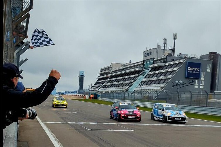 Nur 0,001 Sekunden zwischen Platz 1  (Finn Niklas Wollnick) und 2 (Moritz Groneck, Meister 2026) ! Packender Zieleinlauf beim ADAC Tourenwagen Junior Cup.