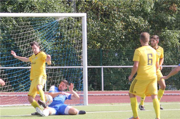 Nur 50 Minuten dauerte die Partie zwischen den Sportfreunde Höhr-Grenzhausen und dem SV Arzheim (Gelb). In der Partie verletzte sich am Ende ein Gästeakteur so schwer das es in ein Krankenhaus eingeliefert wurde. TH