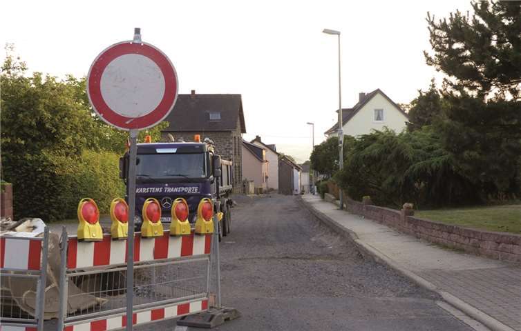 Nur Anlieger dürfen die Kreisstraße 69 befahren, doch viele Autofahrer kümmern sich nicht um diese Einschränkung.WM